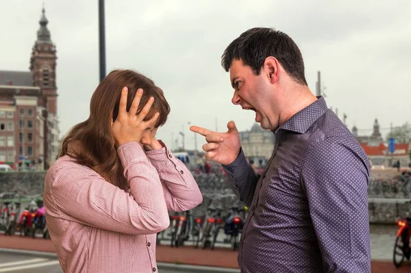 Jovem casal em uma discussão — Fotografia de Stock