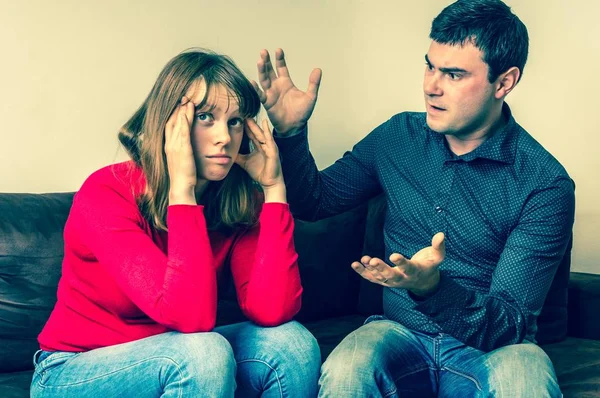 Nieszczęśliwa para kłócąca się w domu — Zdjęcie stockowe