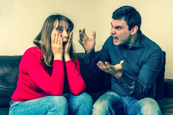 Молодая пара в спор в гостиной — стоковое фото