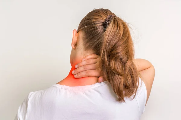 Mujer con lesión muscular que tiene dolor en el cuello —  Fotos de Stock