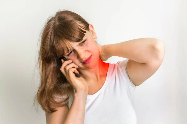 Mujer con teléfono móvil con dolor en el cuello —  Fotos de Stock