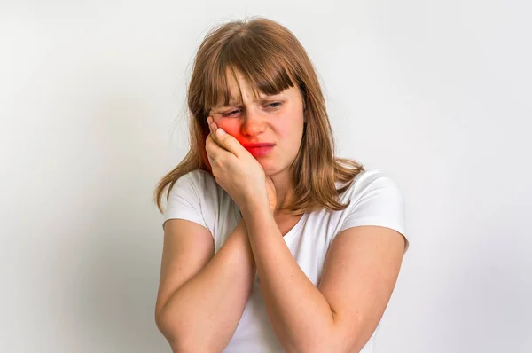 Beyaz izole diş ağrısı çeken kadın — Stok fotoğraf