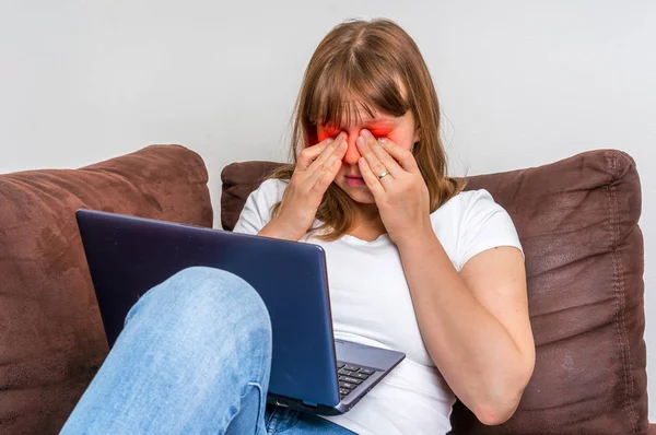 Vrouw met sinus druk pijn — Stockfoto