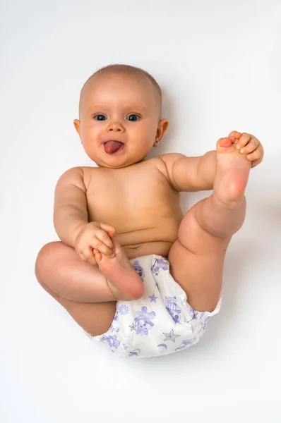 Niedliches Baby in Windel auf dem Rücken liegend - isoliert auf weiß — Stockfoto