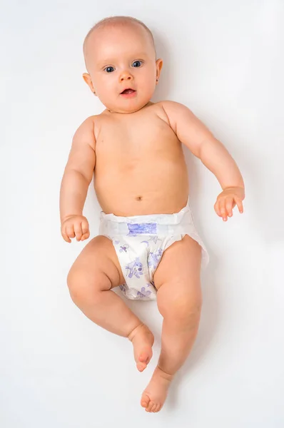 Bebê bonito em fralda deitada nas costas isolado em branco — Fotografia de Stock