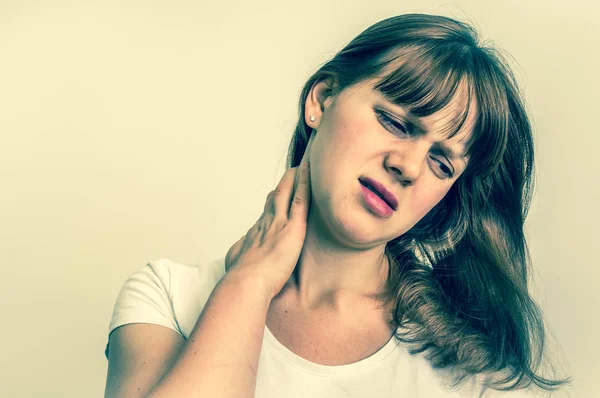 Kvinna med smärta i nacken - retrostil — Stockfoto