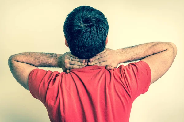 Hombre con dolor en el cuello - retro —  Fotos de Stock