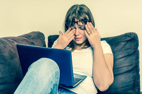 Женщина с ноутбуком, уставшие и больные глаза — стоковое фото