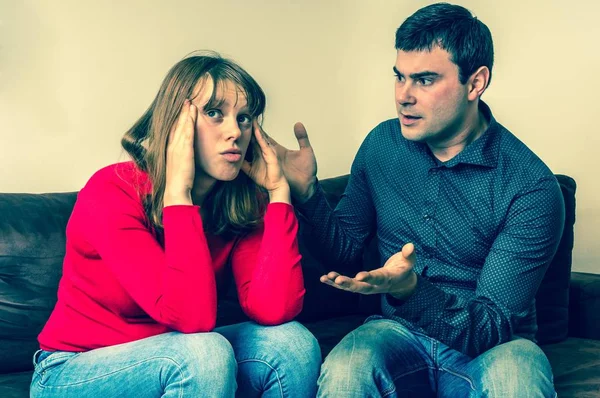 Pareja joven en una discusión en el salón — Foto de Stock