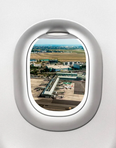 Nézd repülőtér repülőgép ablakból Prágában — Stock Fotó