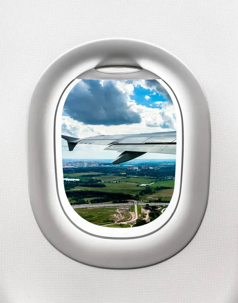 Blick auf den Flugzeugflügel aus dem Flugzeugfenster — Stockfoto