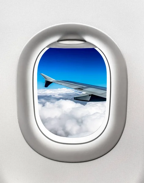 Blick auf Flügel und Wolken aus dem Flugzeugfenster — Stockfoto