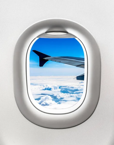 Вид крыла самолета и облаков из окна самолета — стоковое фото