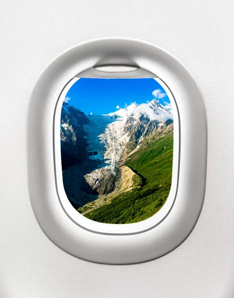 Vista de montanhas e geleira da janela do avião — Fotografia de Stock