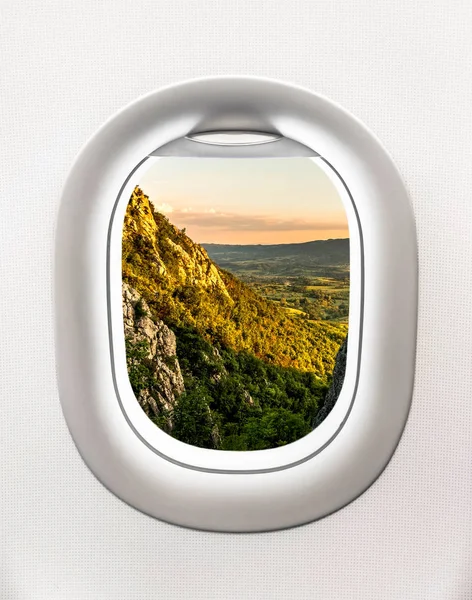 Kilátás a hegyekre és a sunset repülőgép ablakból — Stock Fotó