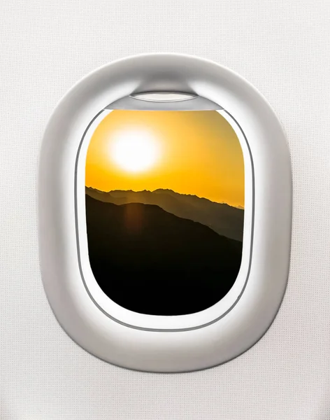 Θέα στα βουνά και το ηλιοβασίλεμα από το παράθυρο του αεροπλάνου — Φωτογραφία Αρχείου