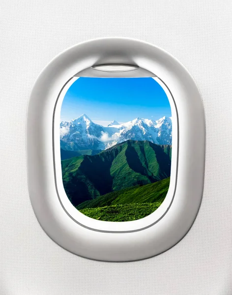 Blick auf die Berge in Georgien aus dem Flugzeugfenster — Stockfoto