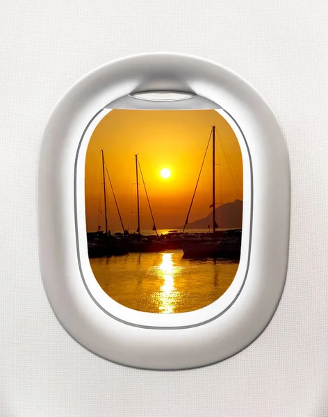 Vista del atardecer en el puerto desde la ventana del avión — Foto de Stock