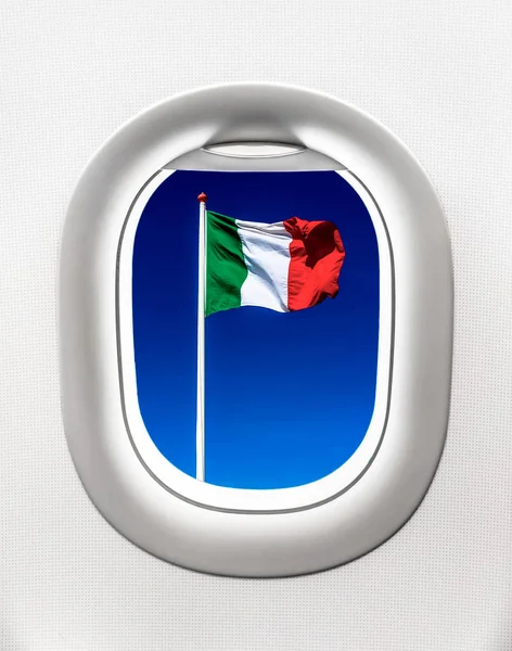 Visa flaggan av Italien från flygplan fönster — Stockfoto