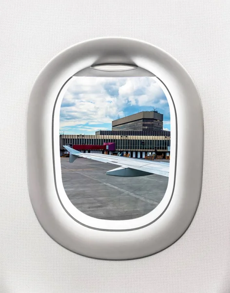 Widok na lotnisko w Moskwie z okna samolotu — Zdjęcie stockowe