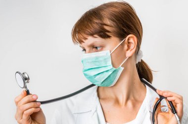 Bir tıbbi hemşire ya da doktor cerrah maskeli portresi