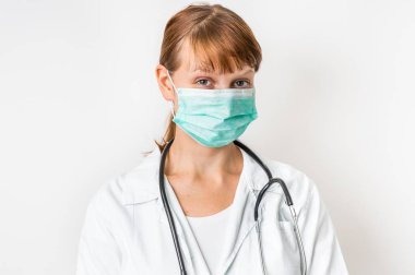 Bir tıbbi hemşire ya da doktor cerrah maskeli portresi