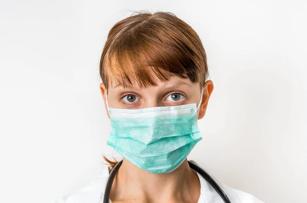 Porträt einer Krankenschwester oder eines Arztes mit Chirurgenmaske — Stockfoto