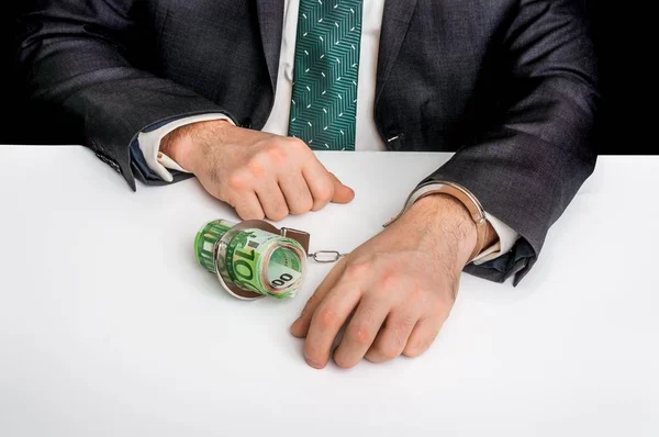 Mann im Anzug mit Handschellen an Geld gefesselt — Stockfoto