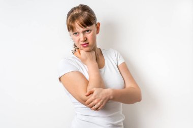 Kadın ile dirsek ağrısı ağrıyan kolunu tutuyor