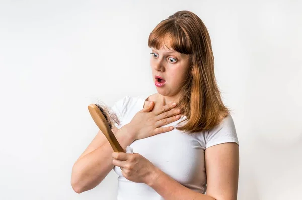 Mujer con cepillo de pelo está sufriendo de pérdida de cabello — Foto de Stock