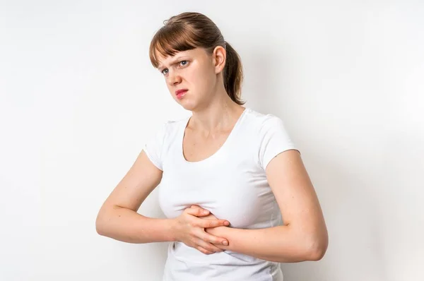 Mujer con dolor de estómago está sosteniendo su dolor de vientre —  Fotos de Stock