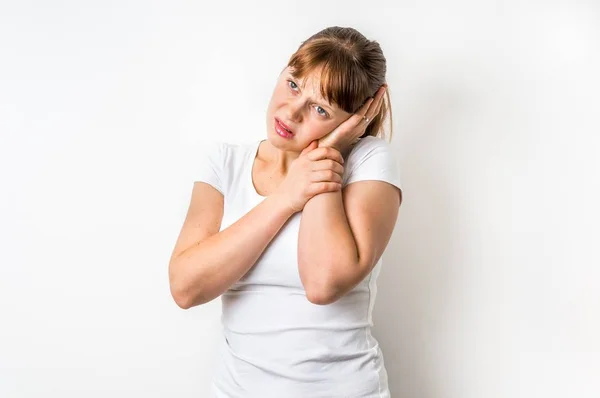 耳痛的女人抱着她疼痛的耳朵 — 图库照片