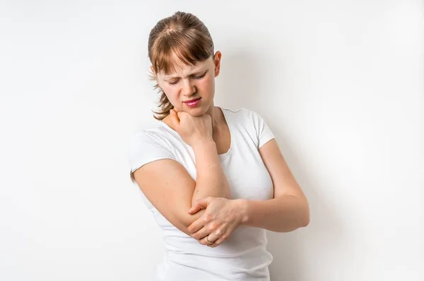 Mujer con dolor de codo sostiene su brazo dolorido —  Fotos de Stock