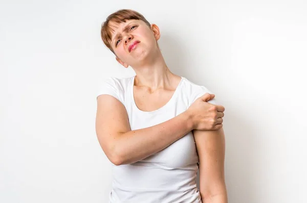 Kadın ile omuz ağrısı ağrıyan kolunu tutuyor — Stok fotoğraf