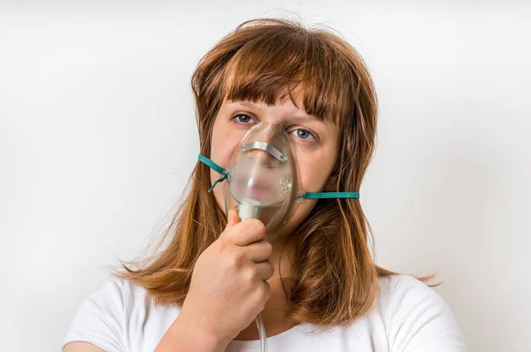 氧气面罩患病女性患者 — 图库照片