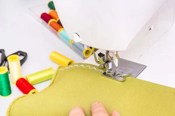 A costura está costurando na máquina de costura — Fotografia de Stock