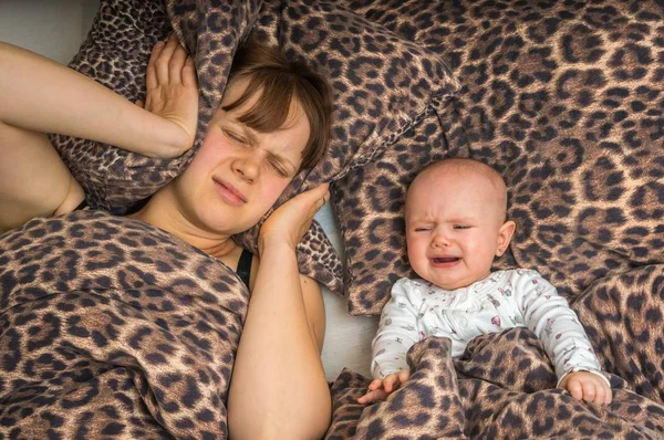 Anya fáradt nem tud aludni, mert a baba sír — Stock Fotó