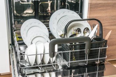 Tasfiye oluşum sonra temiz yemekleri ile açık bulaşık makinesi