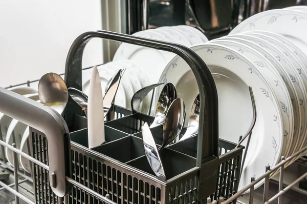 Відкрита посудомийна машина з чистим посудом після процесу чищення — стокове фото
