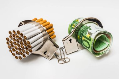 Sigara ve sigara mal kelepçe - parayla