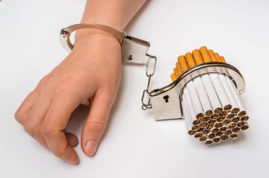 Kelepçe ve beyaz üzerine sigara ile el