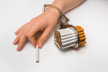 Kelepçe ve beyaz üzerine sigara ile el