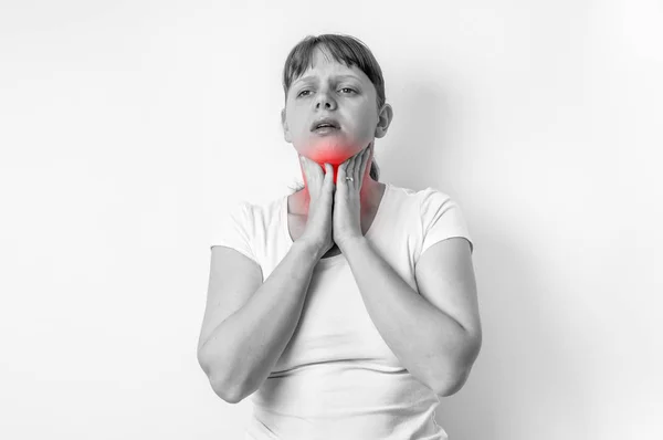 Mulher com dor de garganta está segurando sua dor de garganta — Fotografia de Stock