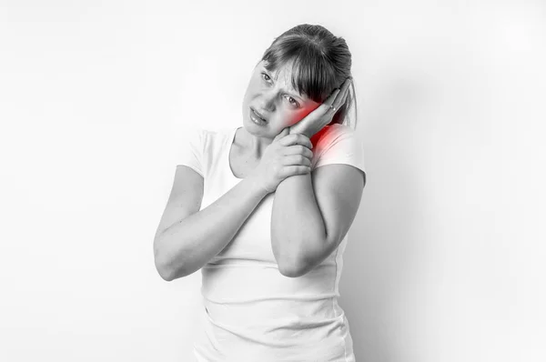 Mujer con dolor de oído sostiene su oído dolorido —  Fotos de Stock
