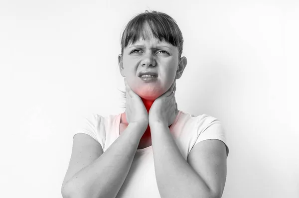Mujer con dolor de garganta está sosteniendo su dolor de garganta —  Fotos de Stock