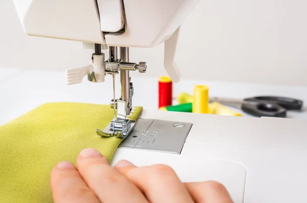 Close-up de trabalho máquina de costura pé — Fotografia de Stock