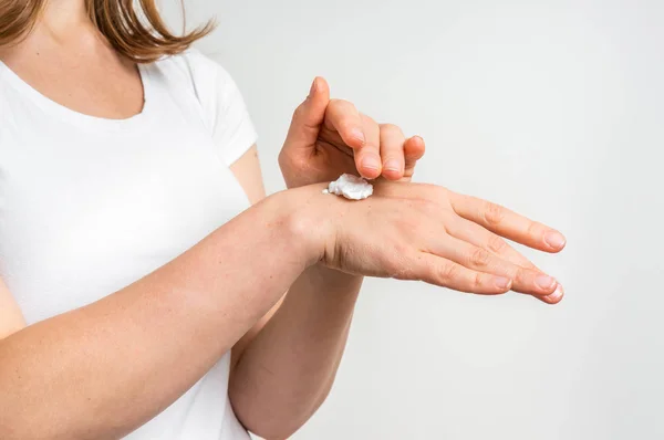 Mains féminines application crème pour les mains — Photo