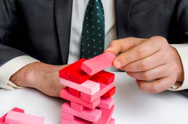 İşadamı kulenin jenga tuğla ile inşa