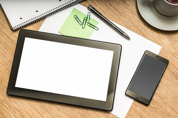 Tablet digital com tela em branco na mesa de madeira no escritório — Fotografia de Stock