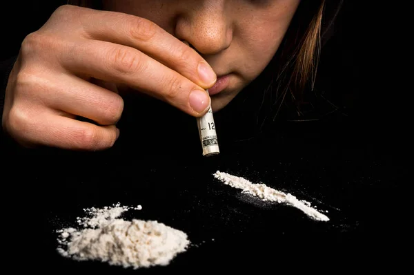 Hombre drogadicto inhalando cocaína en polvo con billetes laminados — Foto de stock #184677376 © andriano_cz